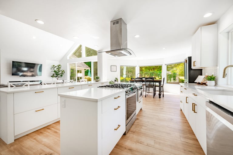 Open keuken met gouden accenten